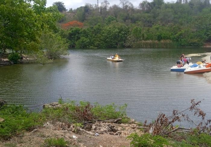 La oferta incluye, además de los baños en la playa y el río , el paseo en bicicletas acuáticas. Foto: Juan Carlos Naranjo