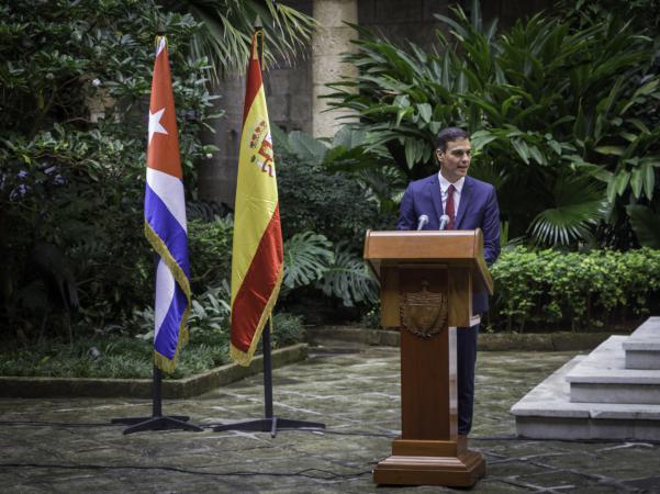Presidente español entrega la silla de Maceo a Eusebio Leal