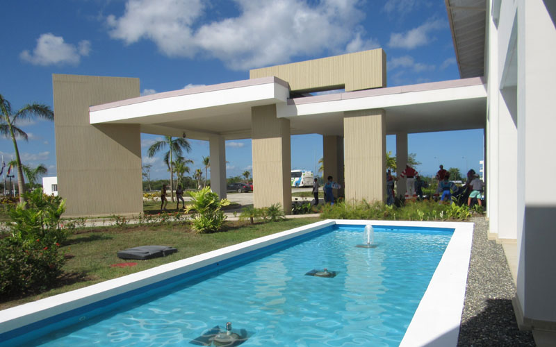 El hotel Iberostar Holguín muestra su arquitectura moderna apenas se arriba a su lobby principal