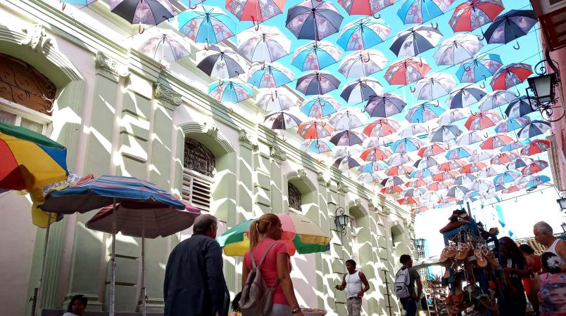 Un callejón con sombrillas en Santiago de Cuba