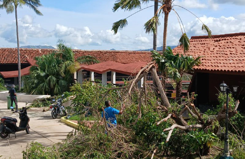 Reconocen compromiso de trabajadores del turismo luego de los daños causados por el huracán Melissa