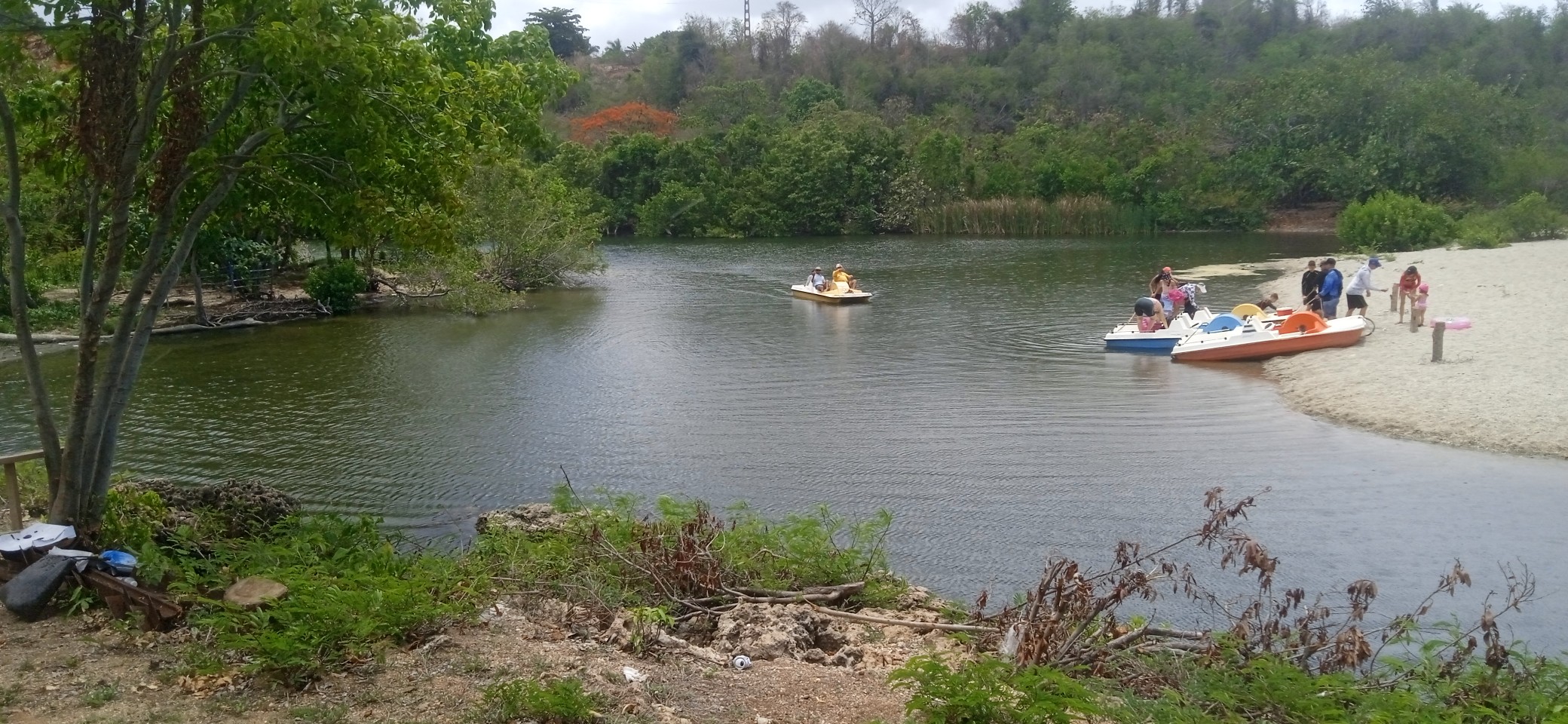 La oferta incluye, además de los baños en la playa y el río , el paseo en bicicletas acuáticas. Foto: Juan Carlos Naranjo