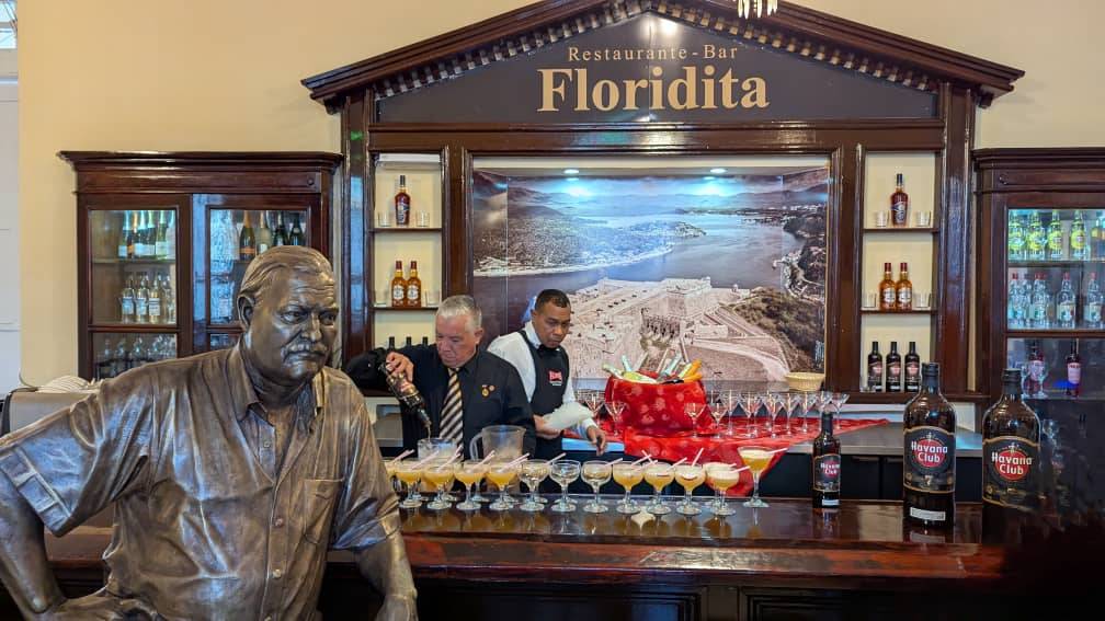 Un Hemingway más joven renace en Santiago de Cuba: homenaje en bronce al Nobel que conquistó el Daiquirí