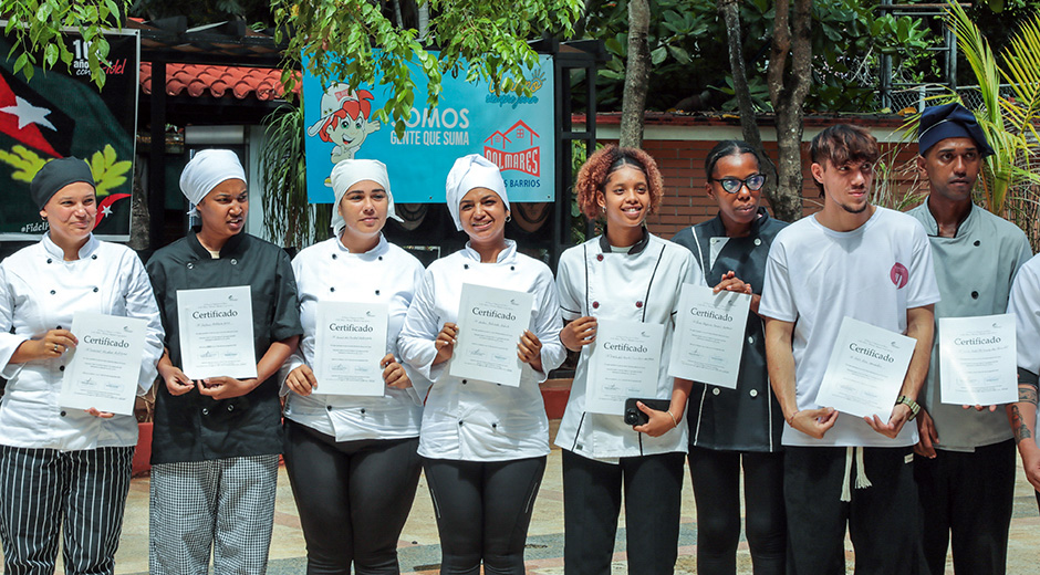 Graduación récord impulsa sueños jóvenes en Palmares