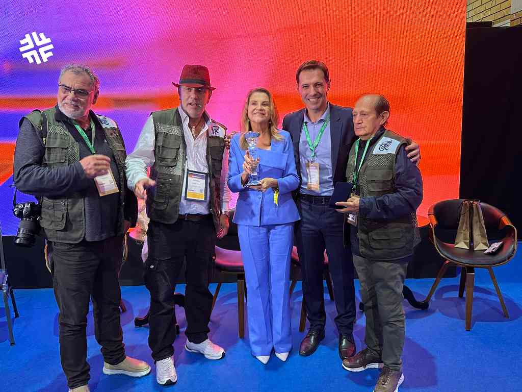 Entrega reconocimiento Red Internacional de Periodistas Latinos de Turismo