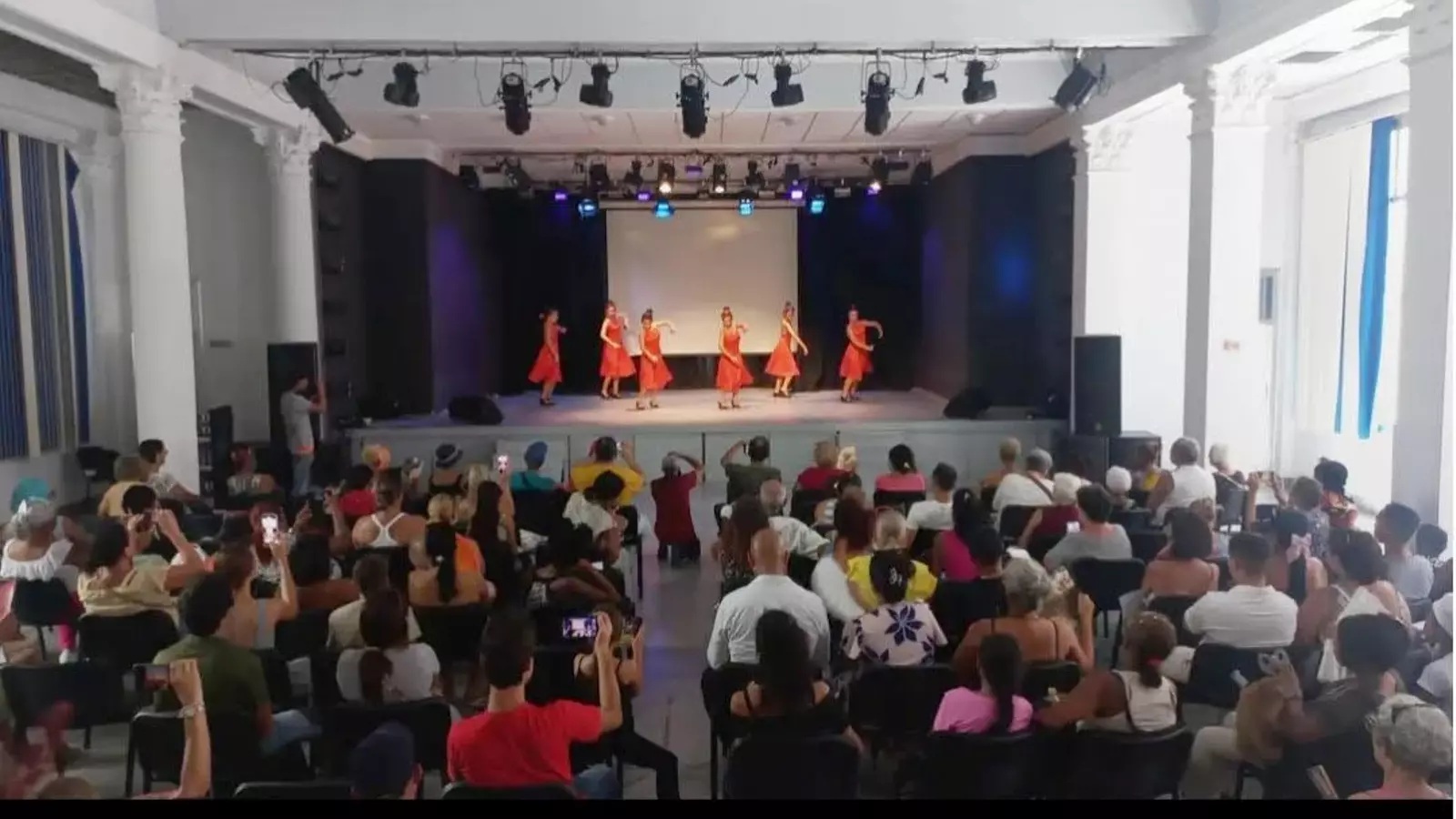 Españoles en Cuba homenajean programa cultural Rutas y Andares