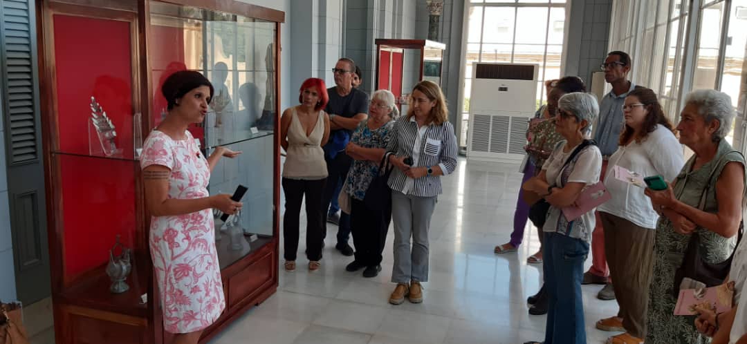 Museo Nacional de Artes Decorativas de Cuba acoge muestra Vidrio español en La Habana