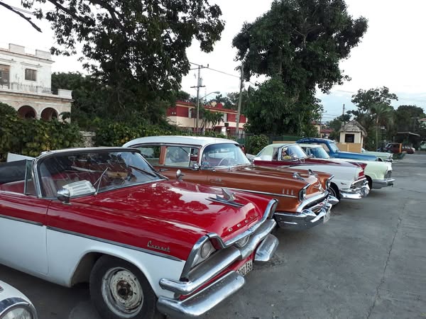 Autos antiguos en Santiago de Cuba: Un viaje a través del tiempo  