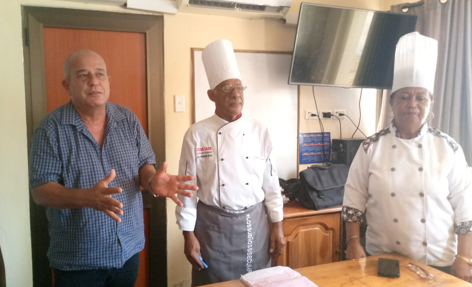 De izquierda a derecha: Eddy Fernández Monte, presidente de la Asociación de Federaciones Culinarias de la República de Cuba; Jorge Junco Monserrat, chef y profesor; y Josefa Vanegas Santos, vicepresidenta de la Federación Culinaria.