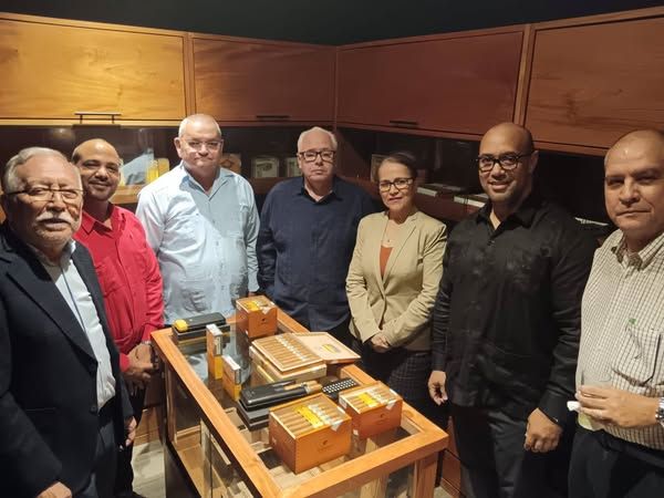 Legendarios habanos cubanos y ron Caney son degustados en El Salvador