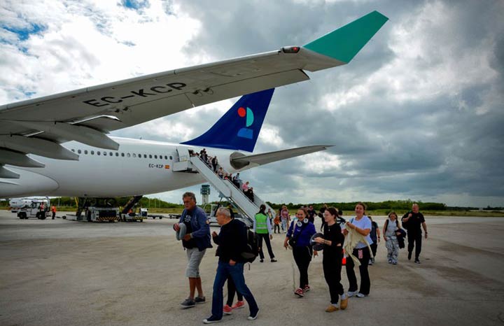 Holguín inaugura la temporada invernal con vuelo directo desde Praga 