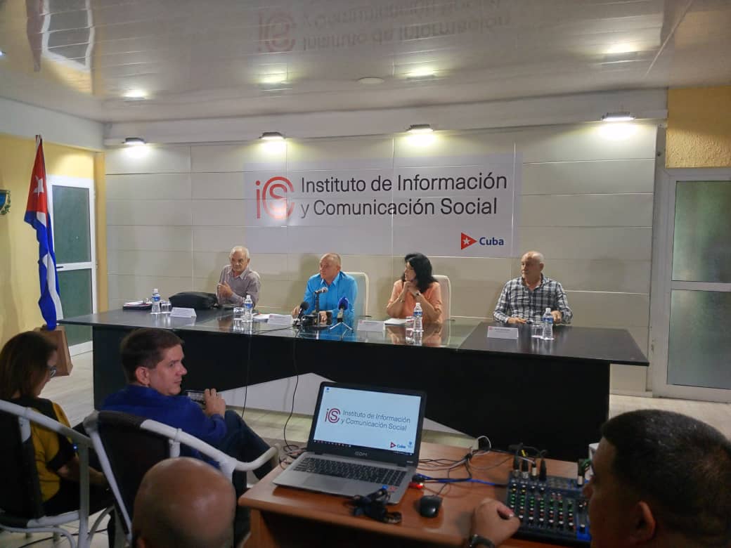 De izquierda a derecha, Humberto Fabián Suárez, miembro de la Comisión Redactora de la Ley; Onelio Castillo, vicepresidente del ICS; Rosa María Pérez, presidenta de la ACCS; y Ricardo Ronquillo, presidente de la UPEC.