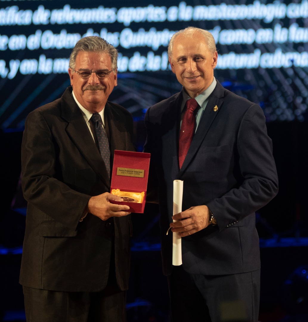 Dr. Rubiera recibe Premio Excelencias Cuba