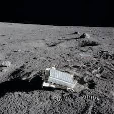 Retrorreflector láser instalado en la superficie de la Luna por los astronautas de las naves Apollo 14.  Foto: NASA