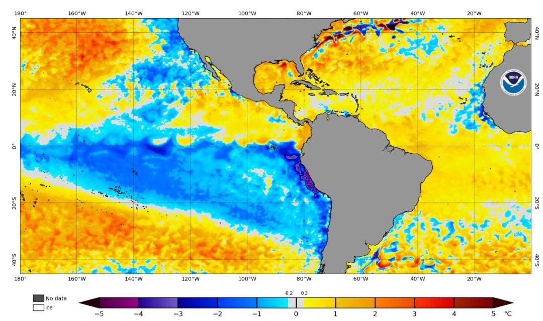 El agua está muy cálida en zonas del Atlántico, mar Caribe y golfo de México. Estas son las Anomalías de la Temperatura superficial del mar el 17 de abril de 2022. Las zonas coloreadas con tonos rojos son de temperatura mayor que lo normal; las azules son áreas con temperaturas inferiores a la normal. Se observa en el Pacífico Ecuatorial Oriental el efecto de La Niña, como se verá después en este artículo. (NOAA)