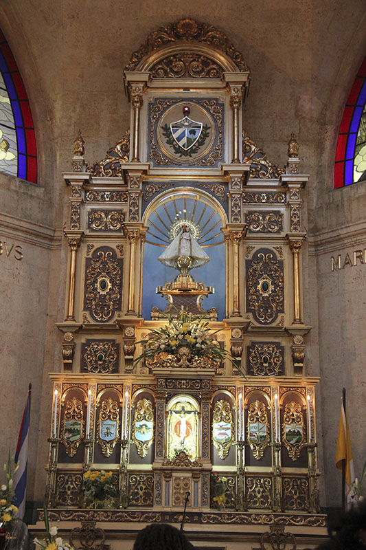 Altar de la Virgen de la CAridad en una iglesia de La Habana