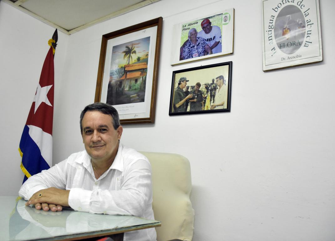 Dr. Rodolfo Arencibia en su oficina