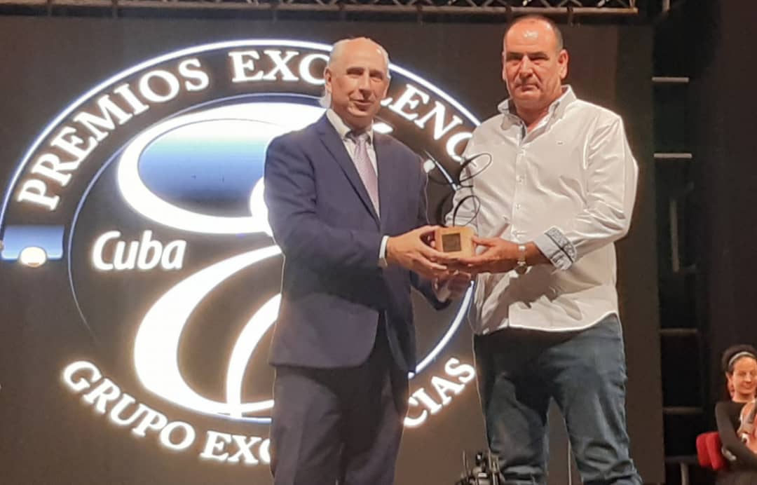 PREMIO EXCELENCIAS DEL MOTOR Categoría: MOVILIDAD  Ganador: TAXIS-CUBA.