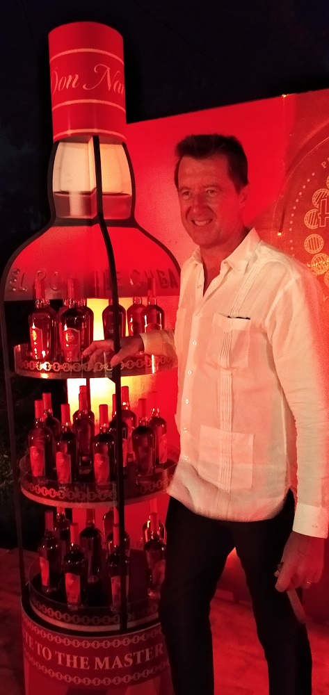 Christian Barré, presidente de la compañía mixta Havana Club Internacional S.A., muestra el exclusivo ron Havana Club Don Navarro.