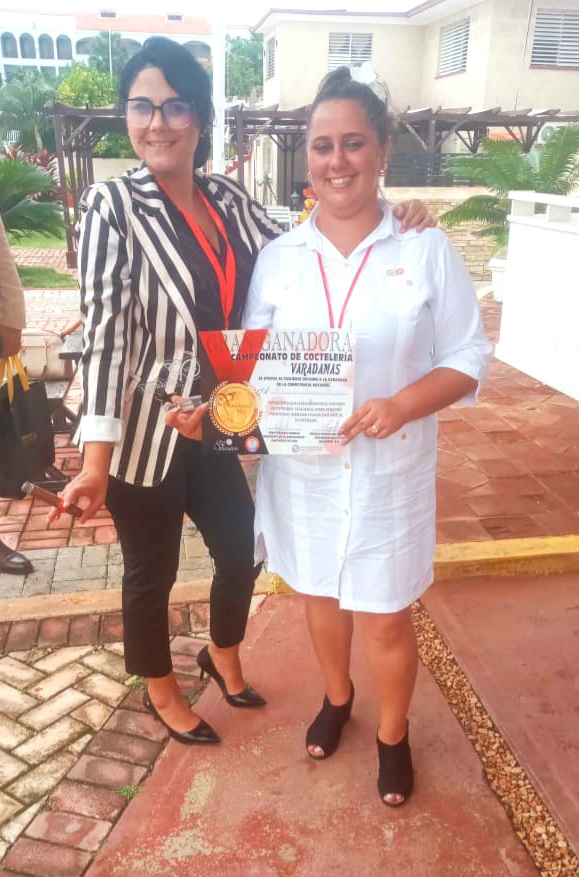 A la izquierda, Kenia Borges, ganadora del International BarLady Competition 2024, junto a Mirtha González, que representará a Cuba en ese evento en 2025.