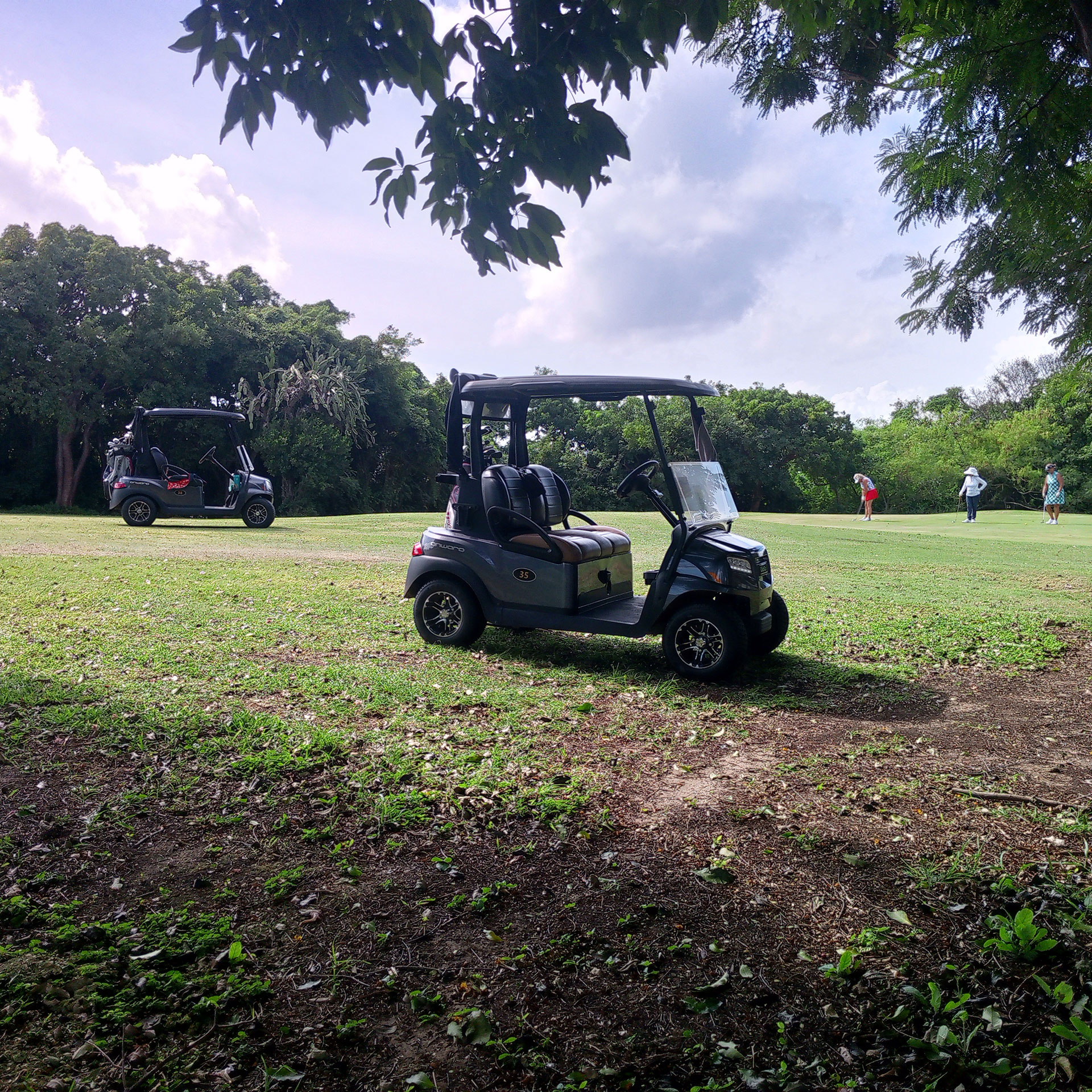 Turistas compitiendo en el campo del Varadero Golf Club.