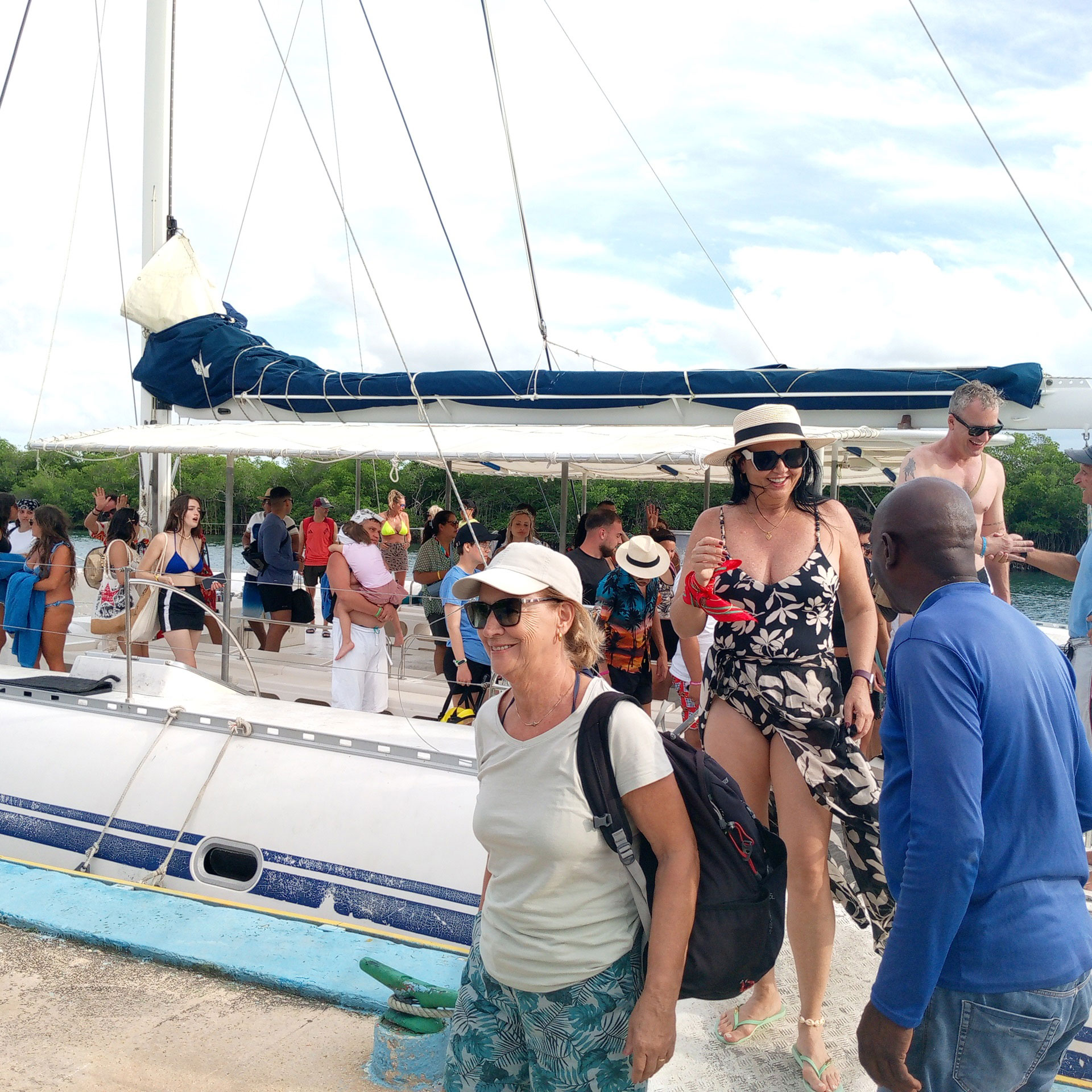 Turistas llegando a la Marina Marlin de regreso de una excursión náutica. 