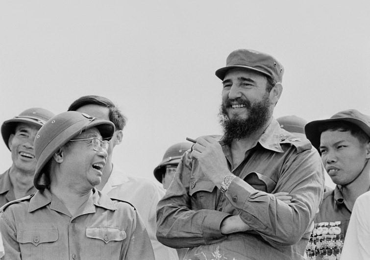 Fidel y Tran Nam Trung, en Viet Nam, 1973.