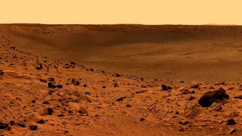 Imagen tomada en la superficie del planeta Marte. Vean el polvo rojo y el cielo la misma tonalidad.