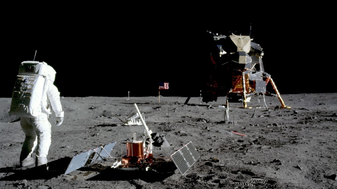 El astronauta Buzz Aldrin en la superficie lunar con el módulo lunar (LM) Eagle durante la actividad extravehicular del Apolo 11 (EVA). Obsérvese el cielo negro durante el día.