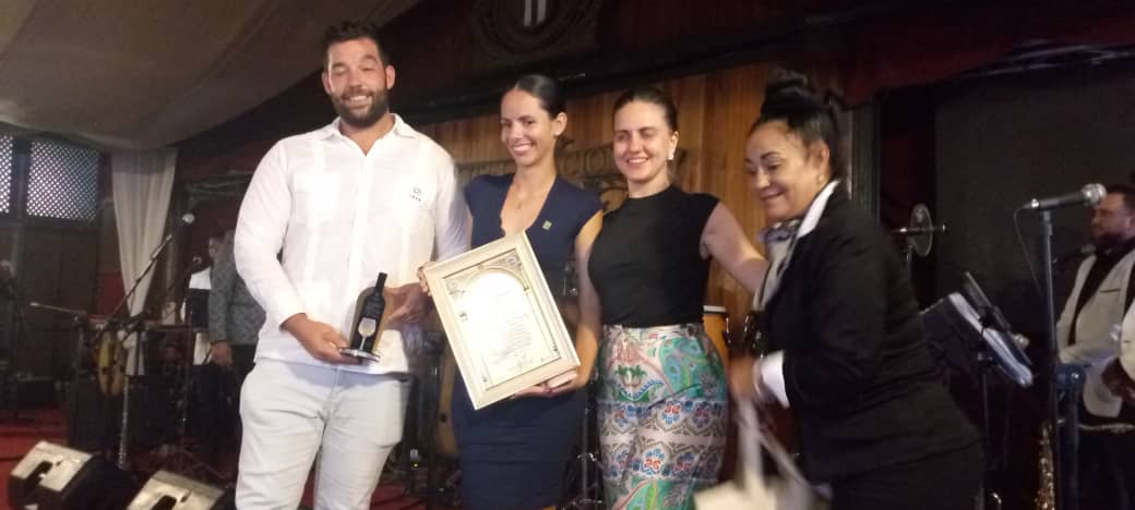 Culmina la Fiesta del Vino entre copas y música cubana