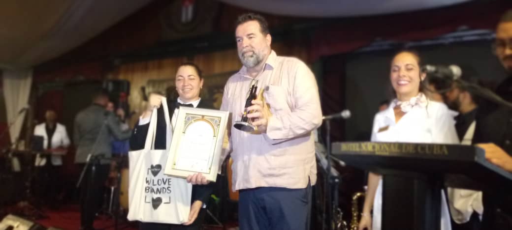 Culmina la Fiesta del Vino entre copas y música cubana