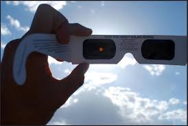 Gafas espaciales pare poder mirar al Sol. Atrapan toda radiación nociva a los ojos. Deben estar debidamente certificadas.