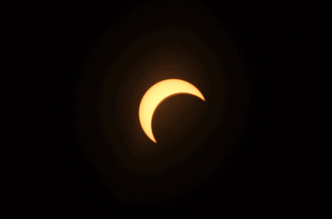 Eclipse de Sol Parcial visto desde La Habana, Cuba, el 13 de octubre de 2023, en el momento de mayor ocultación del disco solar, a las 13:34 horas. (Hora Local de Verano), con una ocultación del 96 %. Foto del autor