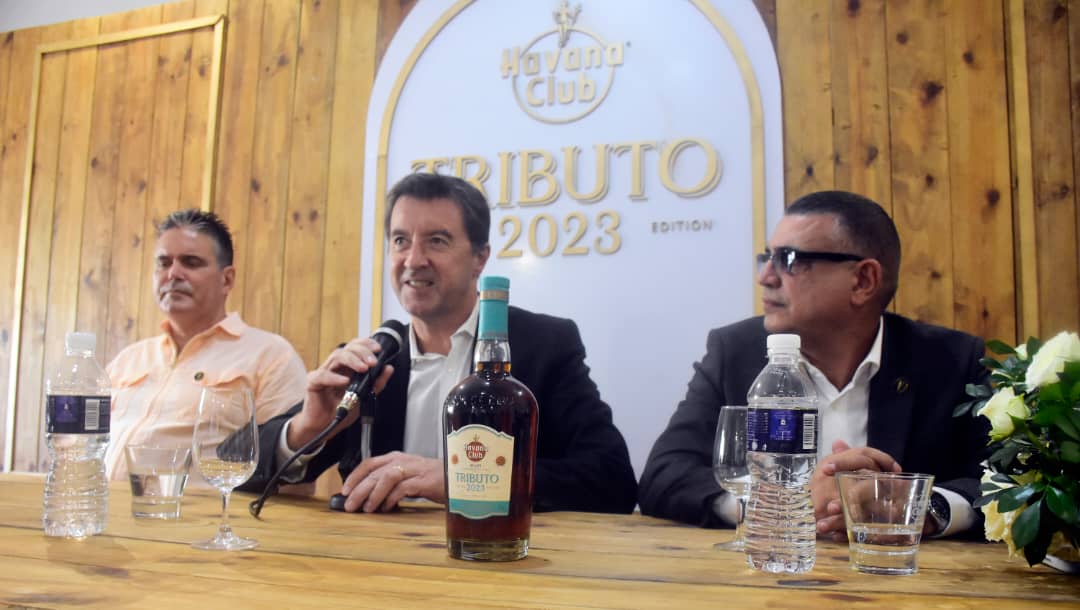 Amed Álvarez, director de Marketing y Ventas y Christian Barré, director general, ambos de Havana Club Internacional S.A., y el Maestro Ronero Asbel Morales