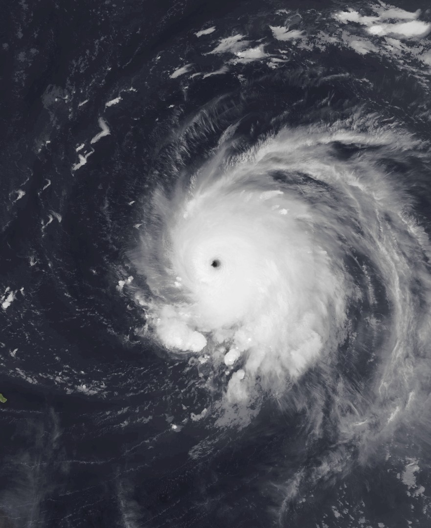 Lee fue el huracán más intenso de la Temporada de 2023 en el Atlántico, alcanzando Categoría 5 y vientos máximos sostenidos de 270 kilómetros por hora y una Presión Central mínima de 926 hPa. Imagen del huracán Lee poco después de alcanzar la categoría 5 en la mañana del 8 de septiembre de 2023. Imagen: NOAA