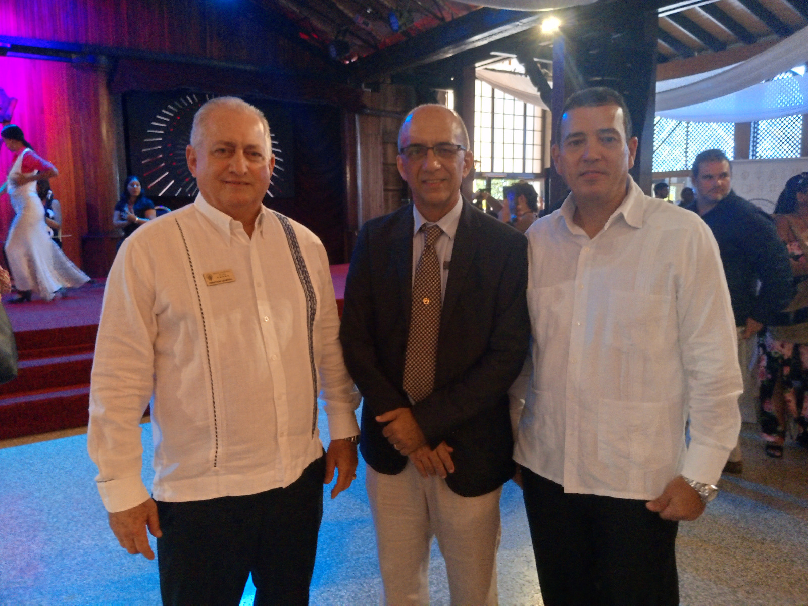 Luis Miguel Díaz Sánchez, director Hotel Nacional de Cuba, Omar Fernández, secretario general de la Cámara de Comercio de la República de Cuba, y Jesús Pérez Barza, presidente del Grupo Hotelero Gran Caribe, recorren el área expositiva de la XXIII Fiesta del Vino.