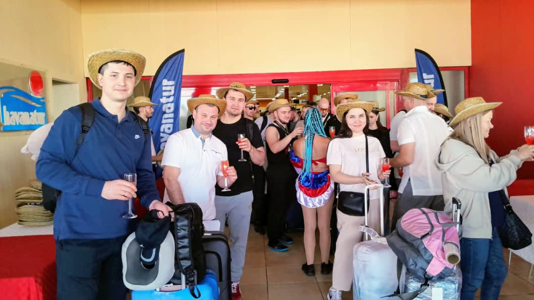 Pasajeros del último grupo de la temporada otoño-invierno 2024 de la empresa rusa Rosneft, llegando por el Aeropuerto Internacional Juan Gualberto Gómez de Varadero, recibidos por Havanatur