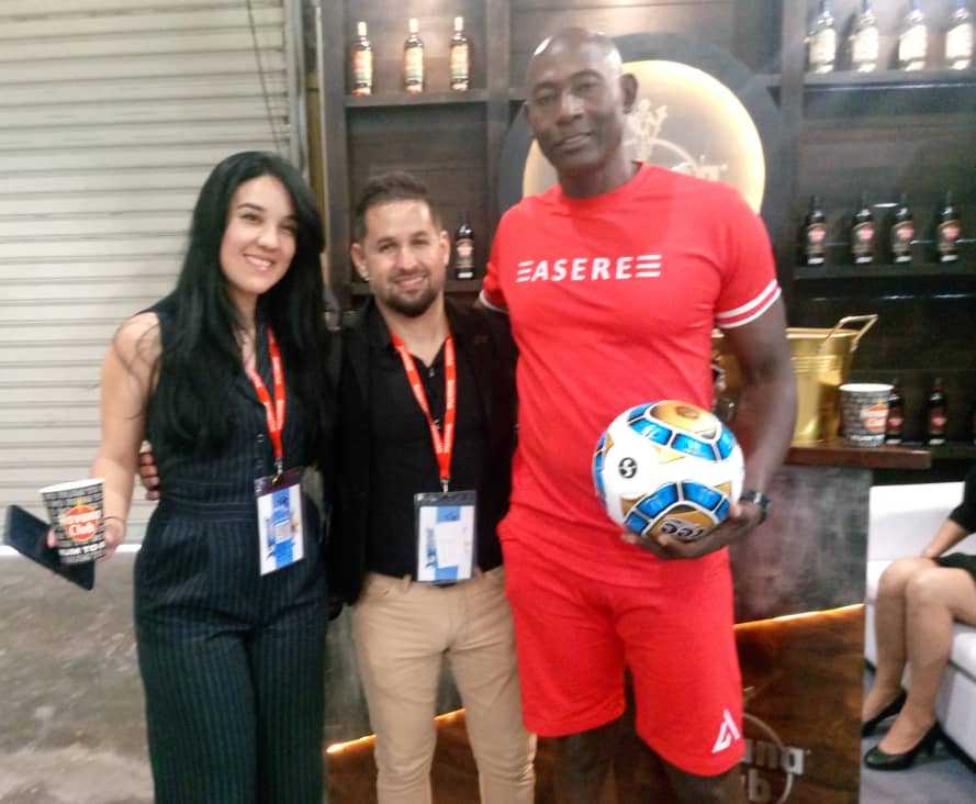 El multirrecordista mundial y Guinness de dominio del balón, Erick Hernández, junto a Biana Leyva, especialista en Comunicación & Relaciones Públicas de Hana Club Internacional y otros colaboradores de esa empresa mixta.