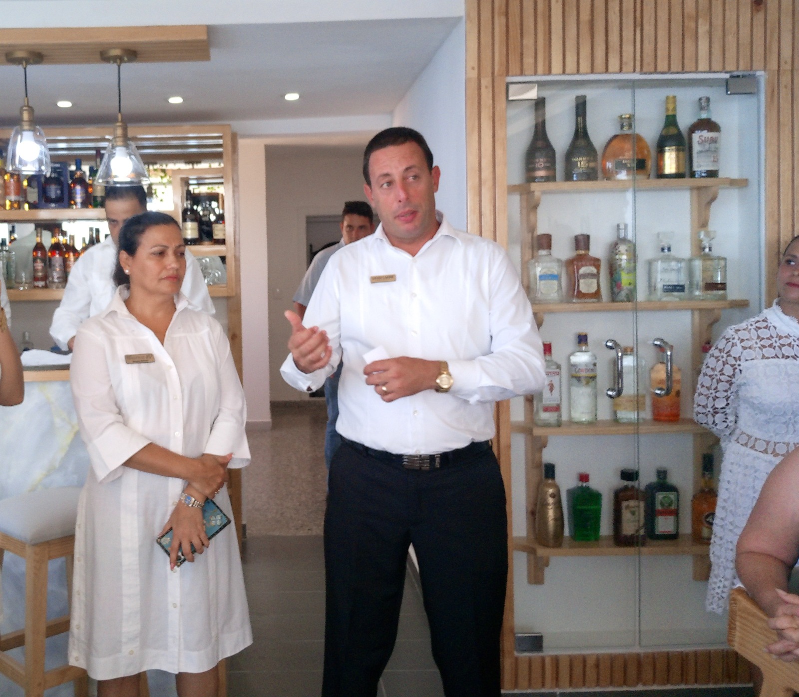 La directora del hotel Deauville, Yosy Fuentes, y Yosjady Ferrer, vicepresidente comercial de Gran Caribe.