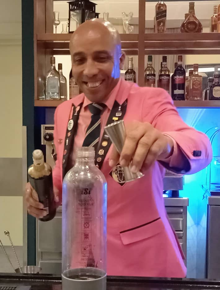 Cantinero Rihder Fuentes, que representó a Cuba en el Campeonato Mundial de Coctelería IBA 2023, preparando su coctel “Ron Tonic Evolutivo”.