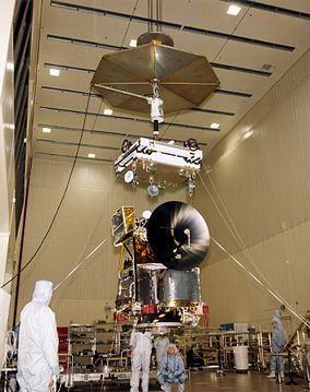 La sonda espacial Mars Climate Orbiter durante el proceso de ensamblaje.
