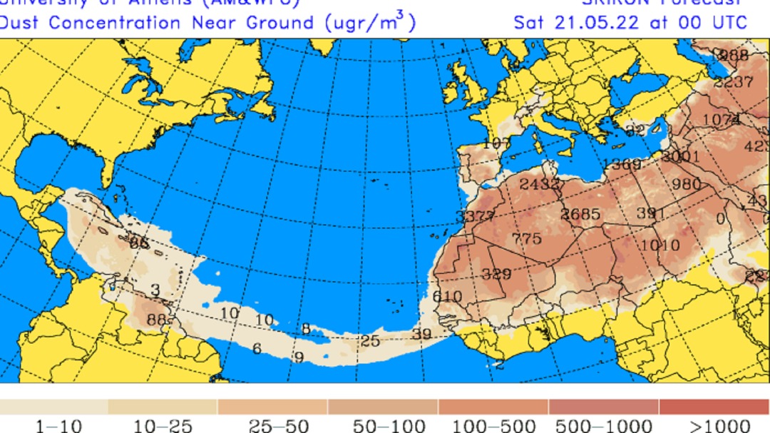 Pronóstico de las concentraciones de polvo cerca de la superficie terrestre, realizado por la Universidad de Atenas, Grecia, y válido para el pasado sábado 21 de mayo de 2022.