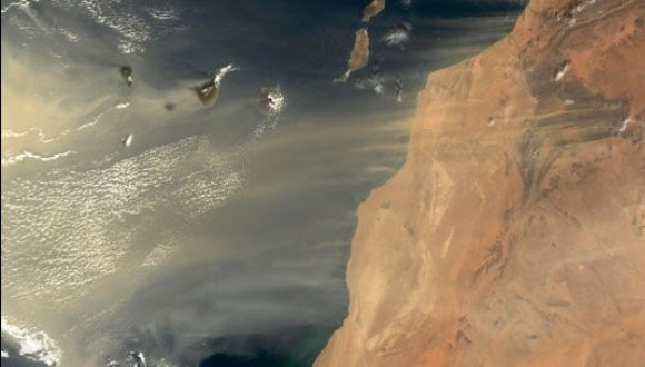 Las imágenes de satélite permiten observar el Polvo del Sáhara emergiendo de África y viajando hacia el Oeste por el Atlántico
