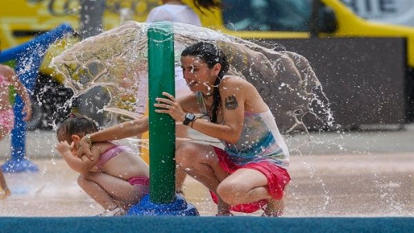 El intenso calor hace a las personas hidratarse y refrescarse. Foto: EFE