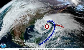 Ciclón extratropical sobre el mar. Obsérvese su sistema de frentes.