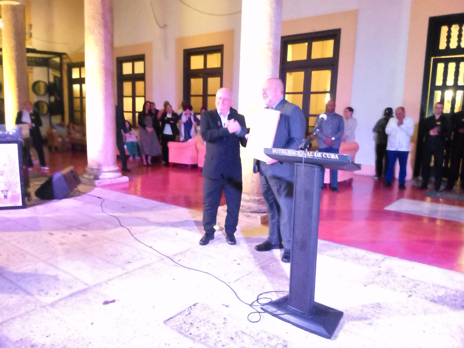 El Hotel Nacional de Cuba recibió un reconocimiento especial del Gobierno de la República de Cuba, entregado por el primer ministro, Manuel Marrero Cruz, y recibido por su director, Luis Miguel Díaz Sánchez.