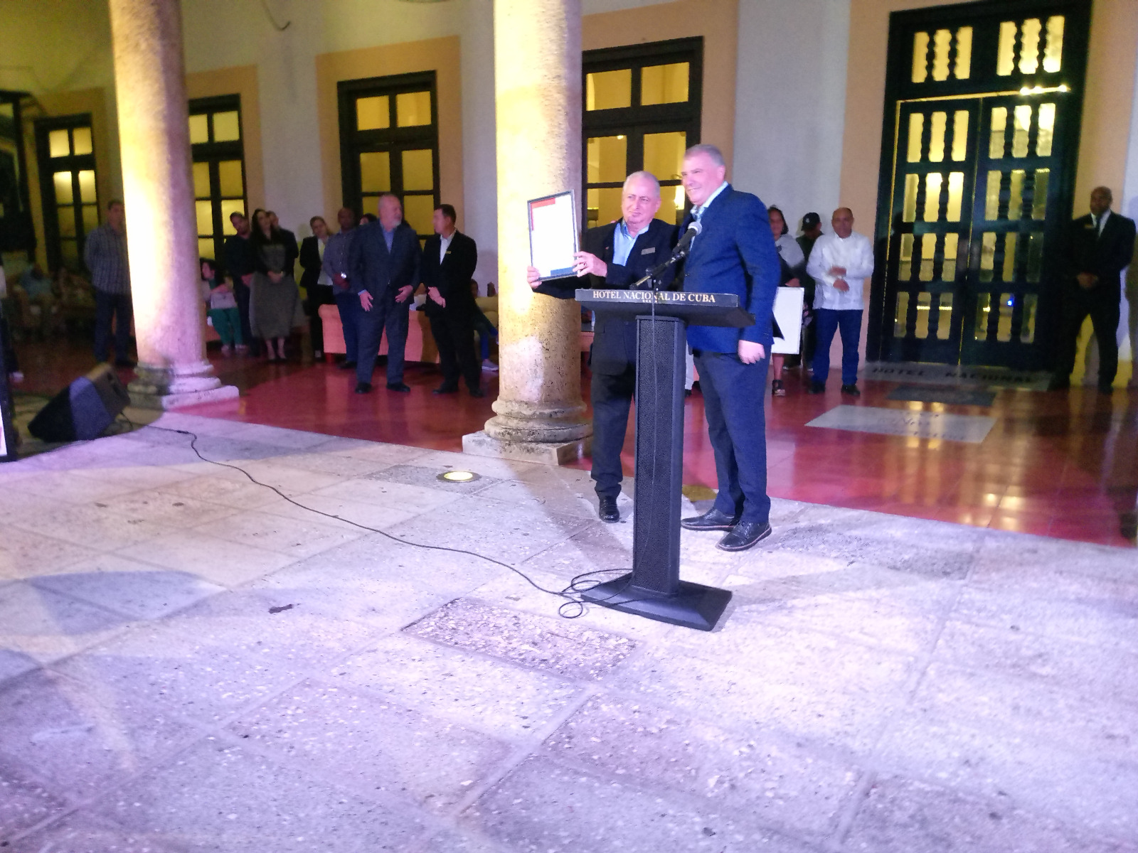 El Hotel Nacional de Cuba recibió un reconocimiento del Ministerio de Turismo, entregado por el ministro de Turismo, Juan Carlos García Granda, y recibido por su director, Luis Miguel Díaz Sánchez.