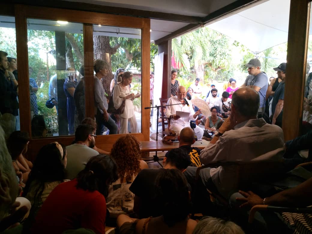 Leonardo Padura Fuentes (La Habana, 9 de octubre de 1955), impartió la conferencia “Cómo se escribe una novela”, que tuvo lugar el pasado viernes 17, en la Galería Cairostudio de El Vedado capitalino, auspiciada por la Academia Cubana de la Lengua, Aurelia Ediciones y la Embajada de España.