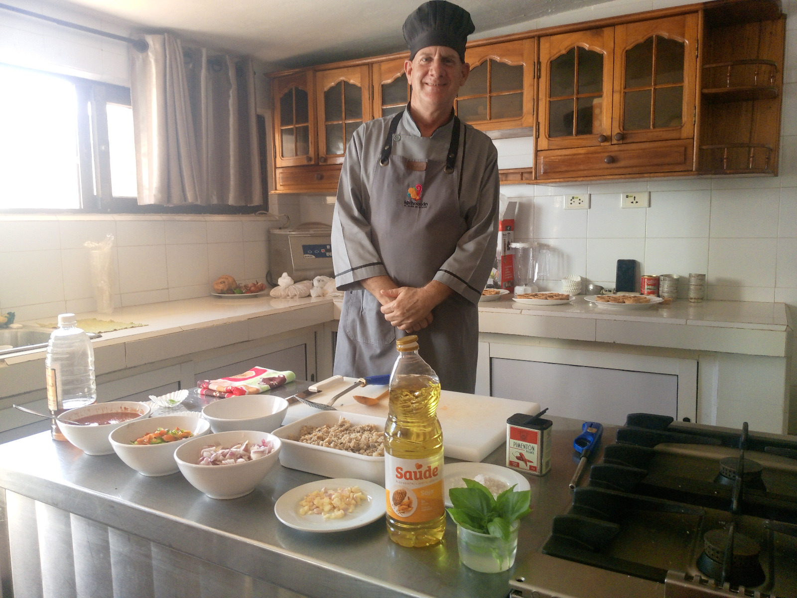 El chef Jorge Luis Bello realizó una demostración en vivo de postres tradicionales de la cocina cubana.