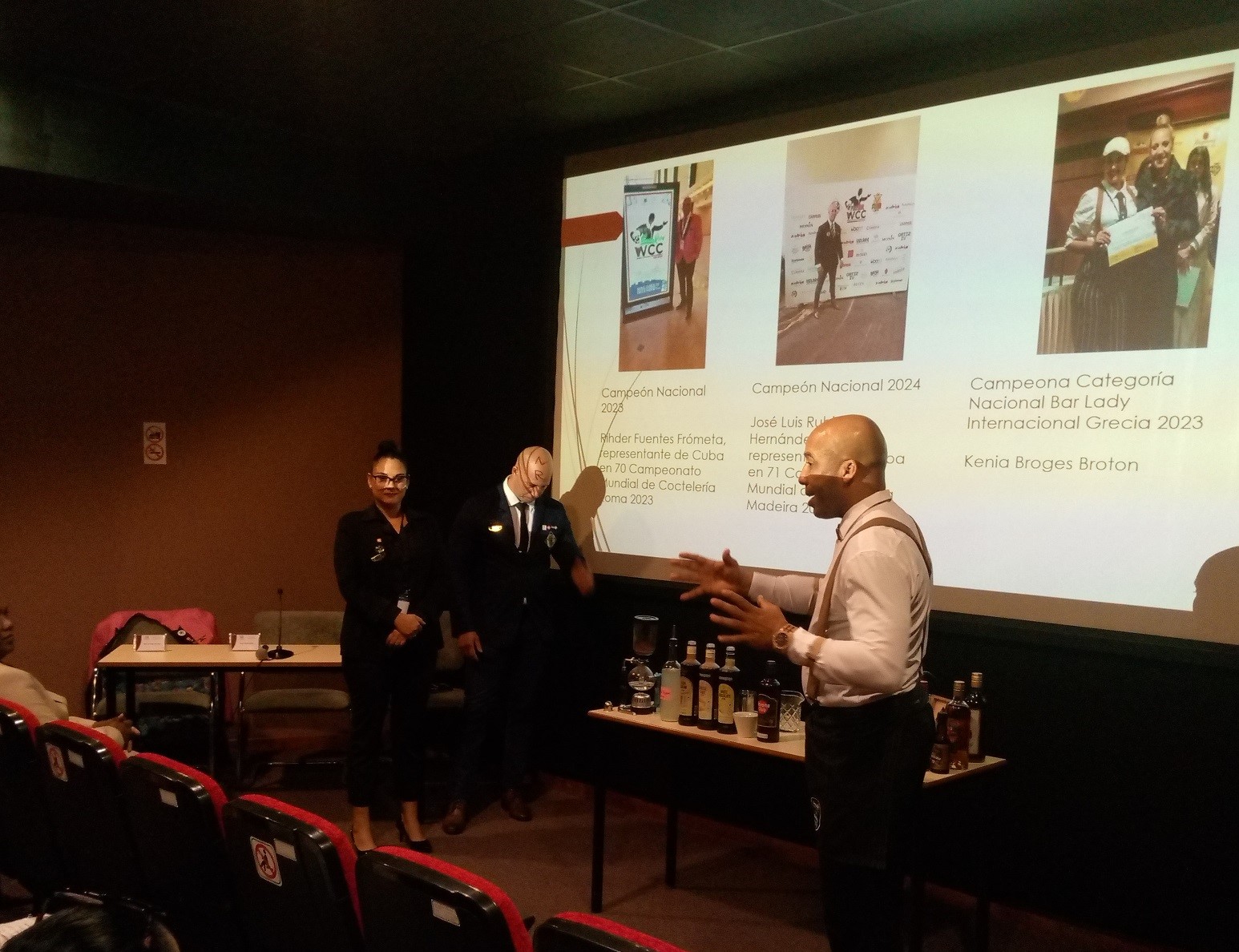 Rihder Fuentes, José Luis Rubin y Kenia Borges en la Demostración de Coctelería evolutiva y Mixología.